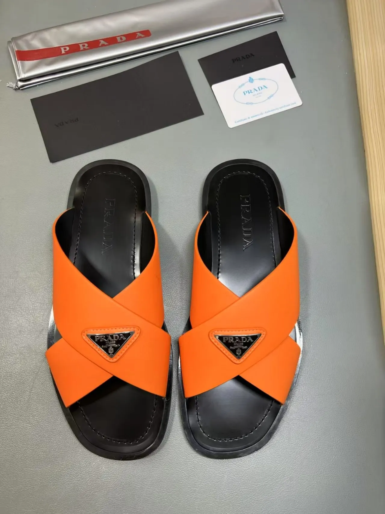 340💰PRADA Prada’s latest slippers are synchronized with the official website. This slipper is made of the brand’s unique and iconic Saffiano leather. The brand logo jumps out from the double straps, and the brand style is clearly visible. Cowhide gives men elegant charm and functional design, making it an ideal choice for vacation and leisure. Size:38-45